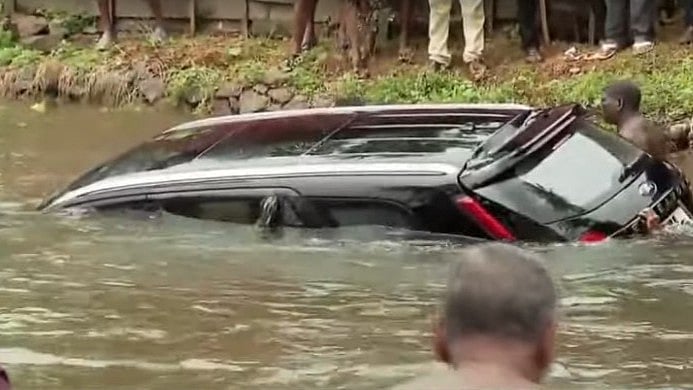 മൂന്നാറില് നിന്ന് ആലപ്പുഴയിലേക്ക് ഗൂഗിള് മാപ്പ് നോക്കി യാത്ര; കാര് തോട്ടില് വീണു