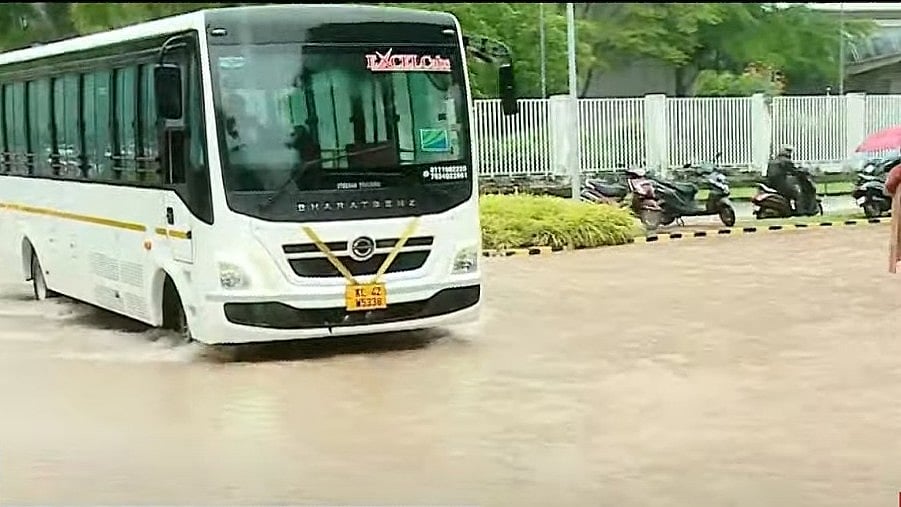 ഒരു മണിക്കൂറിനുള്ളില്‍ പെയ്തത് 100 മില്ലിമീറ്റര്‍ മഴ, കാരണം കൂമ്പാരമേഘങ്ങളുടെ സാന്നിധ്യം; കൊച്ചിയില്‍ മേഘവിസ്‌ഫോടനം? 