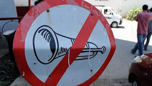 വഴിനീളെ ഹോൺ മുഴക്കി ശല്യമുണ്ടാക്കി: ബസ് ഡ്രൈവറെ രണ്ട് മണിക്കൂർ നിർത്തി നിയമം പഠിപ്പിച്ച് ആർടിഒ