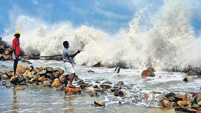 റെഡ് അലർ‌ട്ട്; കേരള തീരത്ത് ശക്തമായ തിരമാലയ്ക്കും കള്ളക്കടൽ പ്രതിഭാസത്തിനും സാധ്യത; ജാ​ഗ്രത നിർദേശം