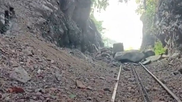 കനത്തമഴയില് റെയില്പ്പാളത്തില് മണ്ണിടിഞ്ഞുവീണു; ഊട്ടിയിലേക്കുള്ള ട്രെയിന് സര്വീസ് റദ്ദാക്കി