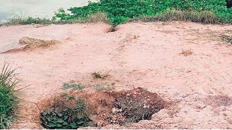 വര്‍ക്കല ക്ലിഫില്‍ രണ്ടു വലിയ ഗര്‍ത്തങ്ങള്‍; നികത്തിയത് ഒരു ലോഡ് മണല്‍ കൊണ്ട്, ആശങ്ക