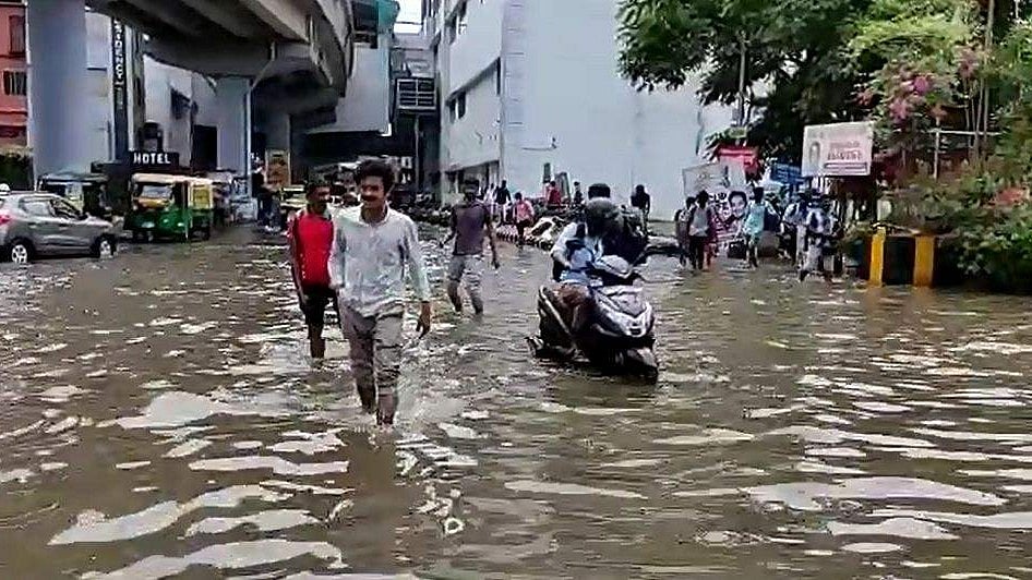 കൊച്ചിയിലെ വെള്ളക്കെട്ടിന് കളക്ടര്‍ വിചാരിച്ചാല്‍ പരിഹാരമാവില്ല, കൂട്ടായ പരിശ്രമം ആവശ്യമാണെന്ന് ഹൈക്കോടതി