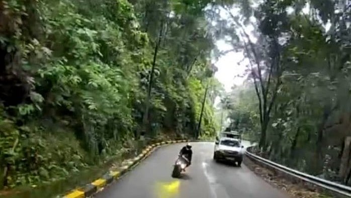 ജീപ്പിനെ ഓവർടേക്ക് ചെയ്ത് നേരെ ബസിന് മുന്നിലേക്ക് ഇടിച്ചു കയറി; 18കാരൻ മരിച്ചു
