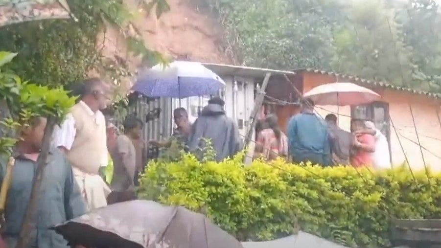 മൂന്നാറില്‍ വീടിന് മുകളിലേക്ക്  മണ്ണിടിഞ്ഞ് വീണു; വീട്ടമ്മ മരിച്ചു