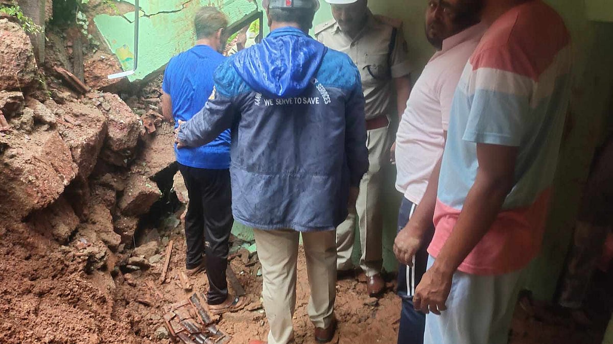 ശക്തമായ മഴയില്‍ വീടിന് മുകളിലേക്ക് മതിലിടിഞ്ഞ് വീണു; കുടുംബത്തിലെ നാലുപേര്‍ക്ക് ദാരുണാന്ത്യം- വീഡിയോ 