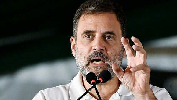 'സദ്ദാമിനെ പോലെ എന്ന് പറഞ്ഞപ്പോള്‍ ഷേവ് ചെയ്തു; വടിച്ചപ്പോള്‍ അമൂല്‍ ബേബി'; ടീഷര്‍ട്ട് ധാരണത്തില്‍ രാഹുലിന് ഉപദേശം