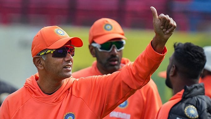 കളിച്ചപ്പോള്‍ കഴിഞ്ഞില്ല; പരിശീലന കുപ്പായത്തില്‍ പൊന്‍കിരീടം ചൂടാന്‍ ദ്രാവിഡ്
