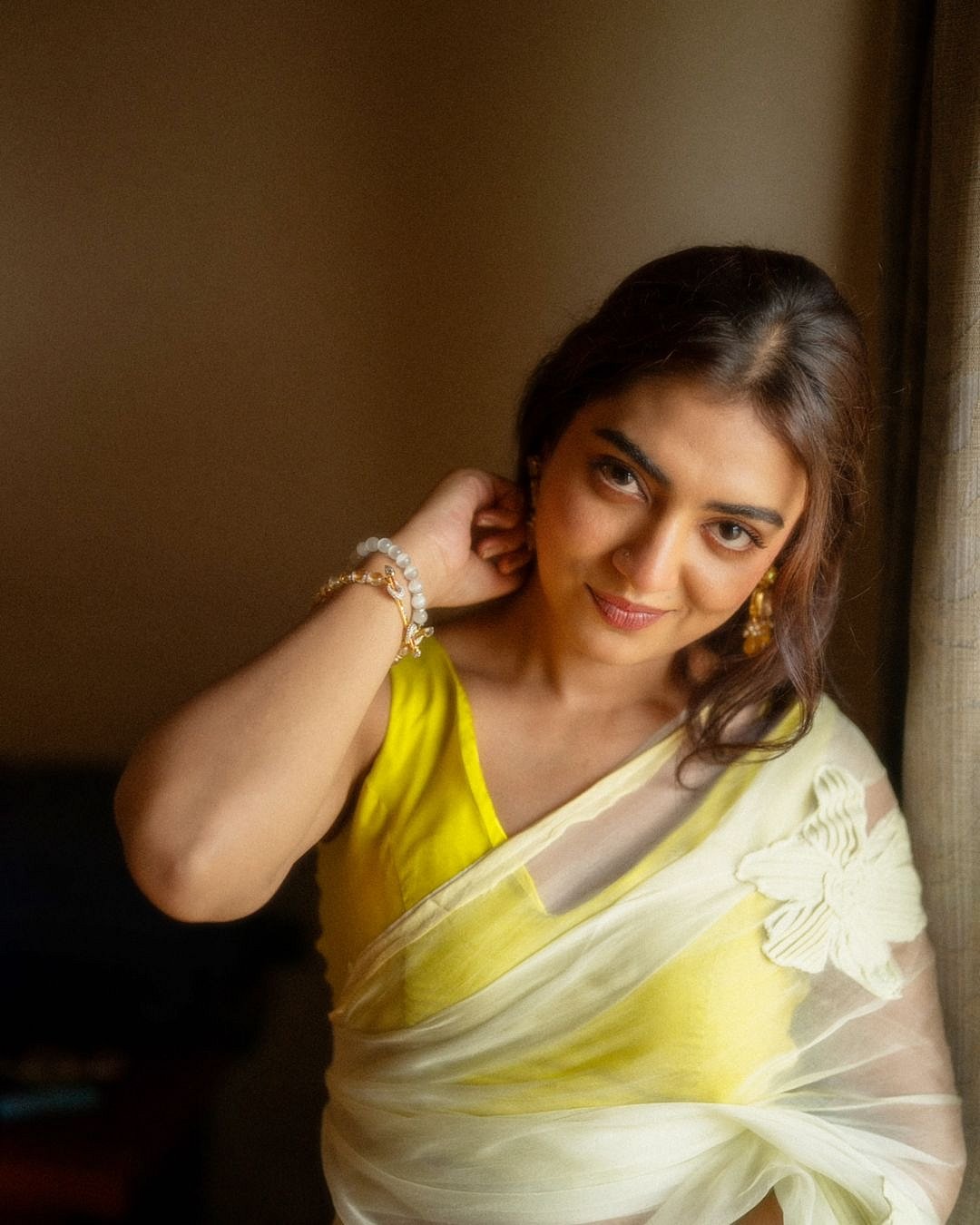 സൂര്യകാന്തി പൂവ് പോലെ; മനം കവർന്ന് നസ്രിയ