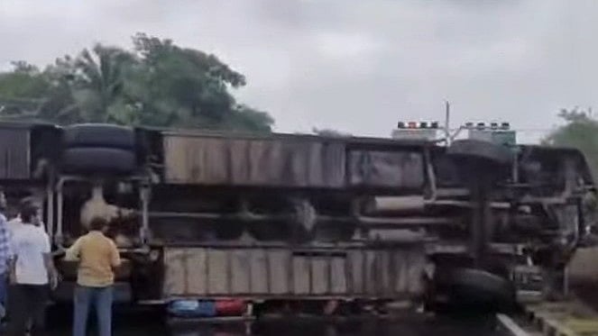 കൊച്ചിയില്‍ ട്രാഫിക് സിഗ്നലില്‍ ഇടിച്ച് സ്വകാര്യ ബസ് മറിഞ്ഞു; നിരവധിപേര്‍ക്ക് പരിക്ക് 