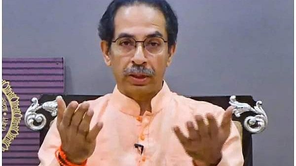 അടയ്ക്കയ്ക്കും തക്കാളിക്കും പകരം ചാണകവും തേങ്ങയും: ഉദ്ധവ് താക്കറെയുടെ വാഹനത്തിന് നേരെ ആക്രമണം: വിഡിയോ