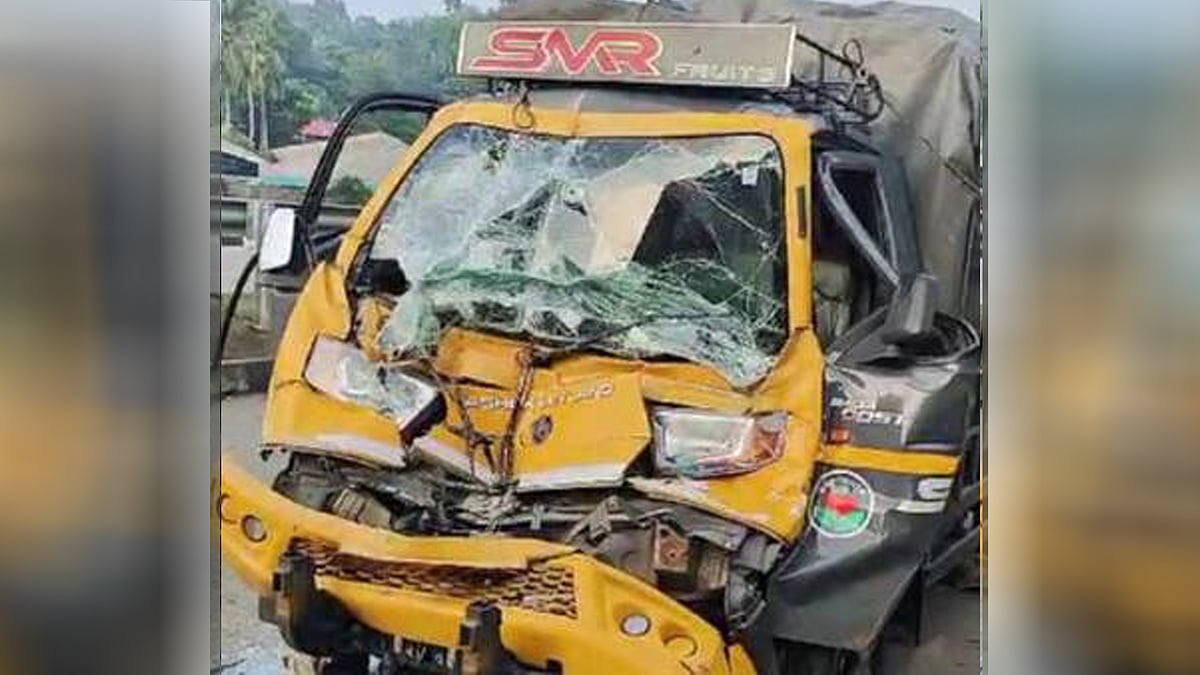 നിർത്തിയിട്ടിരുന്ന ബസിന് പിന്നിലേക്ക് പിക്കപ്പ് വാൻ ഇടിച്ചു കയറി; ആരും അറിഞ്ഞില്ല, ഡ്രൈവർക്ക് ദാരുണാന്ത്യം