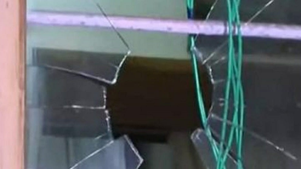 തൃശൂര്‍ കോണ്‍ഗ്രസിലെ കൂട്ടയടി: ഡിസിസി സെക്രട്ടറി സജീവൻ കുരിയച്ചിറയുടെ വീടിന് നേരെ ആക്രമണം