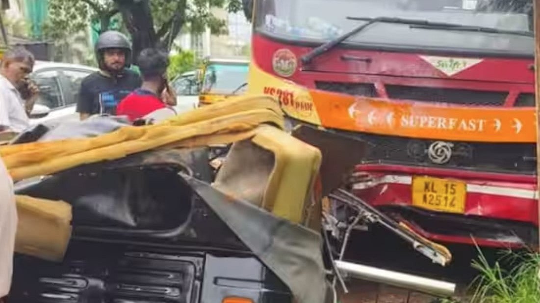 കെഎസ്ആര്‍ടിസി ബസും ഓട്ടോയും കൂട്ടിയിടിച്ചു; ഒരു കുടുംബത്തിലെ മൂന്ന് പേര്‍ മരിച്ചു