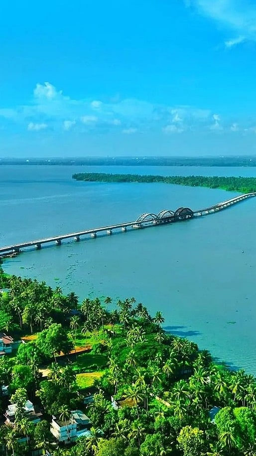 വേമ്പനാട്ട് കായലിന് കുറുകെ പെരുമ്പളം പാലം