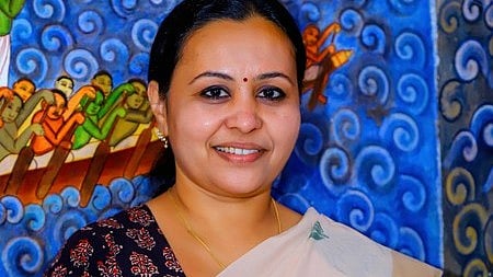 തീവ്രപരിചരണ വിഭാഗത്തിലെ ഷൂട്ടിങ്ങിന് ദിവസം 10,000 രൂപ; വിശദീകരണം തേടി മന്ത്രി; സിനിമ ചിത്രീകരണം നിര്‍ത്തി
