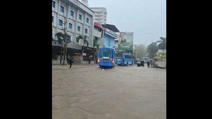 തൃശൂരിനെ മുക്കി പെരുമഴ, നഗരം സ്തംഭിച്ചു; മേഘവിസ്‌ഫോടനമെന്നു സംശയം - വിഡിയോ