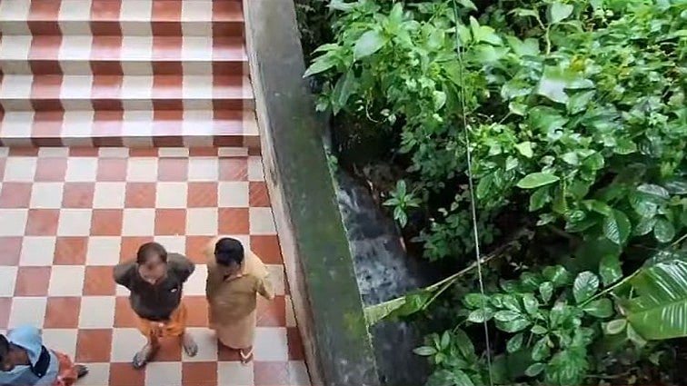 ഇടുക്കിയില്‍ അങ്കണവാടിയുടെ രണ്ടാം നിലയില്‍ നിന്ന് കുട്ടി താഴെ വീണു; ഗുരുതര പരിക്ക് 