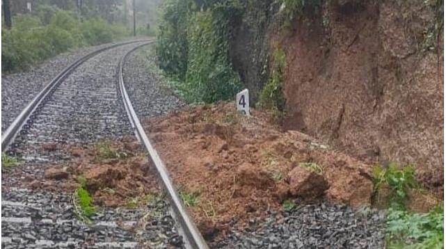 തൃശൂരില്‍ റെയില്‍വേ ട്രാക്കിലേക്ക് മണ്ണിടിഞ്ഞു, തീവണ്ടികള്‍ പിടിച്ചിട്ടു