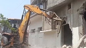 'ഇത് വഖഫ് ഭൂമി'; യുപിയില്‍ അതിഖ് അഹമ്മദിന്റെ സഹോദരന്റെ ഭാര്യവീട് ജെസിബി ഉപയോഗിച്ച് പൊളിച്ചുമാറ്റി 
