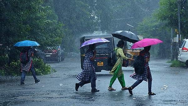 ഇരട്ടചക്രവാതച്ചുഴി,  വെള്ളിയാഴ്ചയോടെ പടിഞ്ഞാറന്‍ കാറ്റ് ശക്തമാകും; വരുംദിവസങ്ങളില്‍ വ്യാപക മഴ 