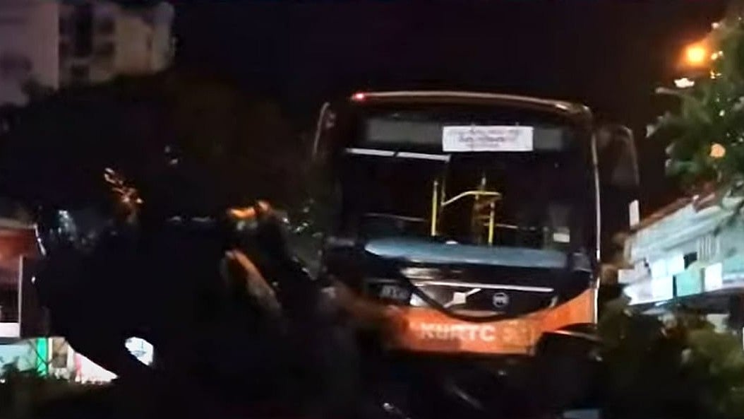കെഎസ്ആർടിസി ബസ് ഇടിച്ചുകയറി; തൃശൂരിലെ ശക്തൻ തമ്പുരാൻ പ്രതിമ തകർന്നു; മൂന്നു പേർക്ക് പരിക്ക്