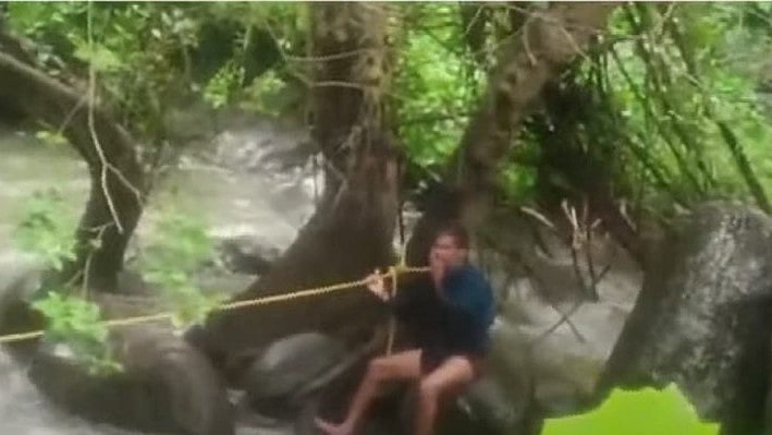 വാച്ചര്‍മാരുടെ കണ്ണുവെട്ടിച്ച് അകത്തുകടന്നു; സീതാര്‍കുണ്ട് വെള്ളച്ചാട്ടത്തില്‍ രണ്ടുപേര്‍ കുടുങ്ങി
