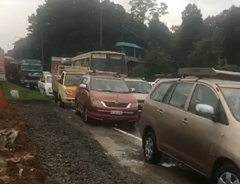 റോഡുപണിക്കെത്തിച്ച വാഹനം തകരാറിലായി; ചാലക്കുടിയിൽ ​ഗതാ​ഗത തടസം, കെഎസ്ആർടി ഉൾപ്പെടെ നിരവധി വാഹനങ്ങൾ കുടുങ്ങി