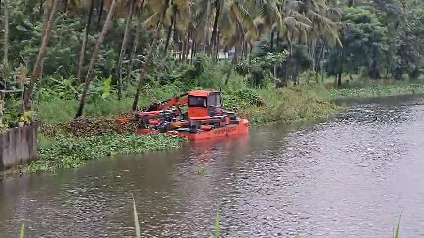 ജലനിരപ്പിൽ നിന്ന് 25 അടി താഴ്ചയിൽ വരെ യന്ത്രക്കൈകൾ എത്തും; പുറപ്പെടാൻ സജ്ജമായി  ഡ്രഡ്ജർ (വീഡിയോ) 