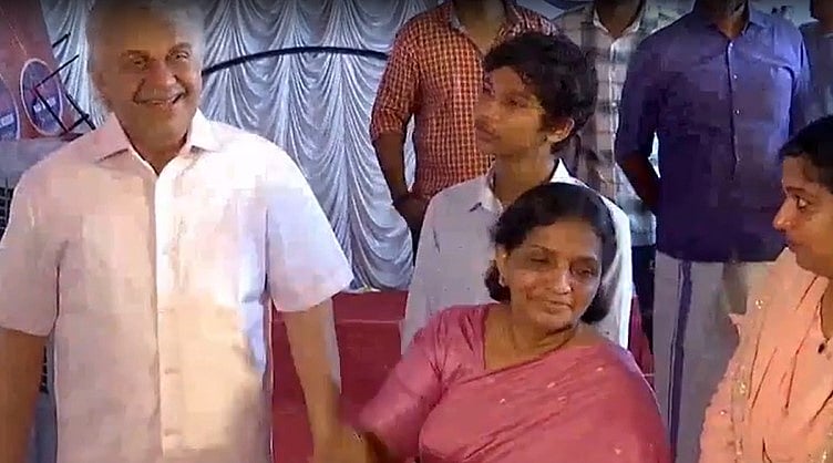 ചീകിയൊതുക്കാത്ത മുടിയിഴകള്‍...തനിപ്പകര്‍പ്പ്; ഉമ്മന്‍ചാണ്ടിയുടെ മെഴുകുപ്രതിമ കണ്ട് വിതുമ്പി പ്രിയ പത്‌നിയും മകളും