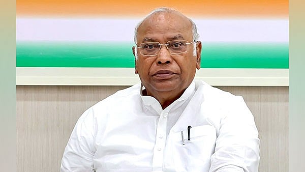 'ദശലക്ഷക്കണക്കിന് ഇന്ത്യക്കാരെ ദാരിദ്ര്യത്തില്‍നിന്നു കരകയറ്റി', മന്‍മോഹന്‍ സിങിന്റെ ബജറ്റിനെ പുകഴ്ത്തി ഖാര്‍ഗെ