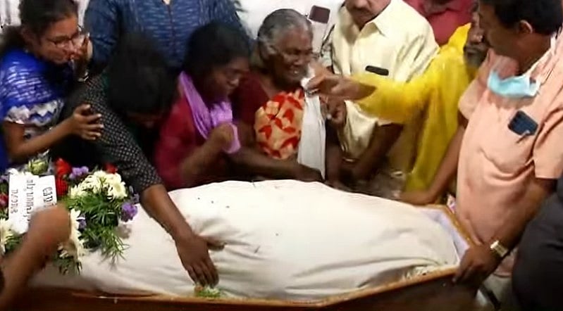 പത്ത് മിനിറ്റില്‍ താഴെ പൊതുദര്‍ശനം; 
ജോയിക്ക് വിടചൊല്ലി നാട്, 
മാരായമുട്ടത്തെ വീട്ടുവളപ്പില്‍ അന്ത്യവിശ്രമം