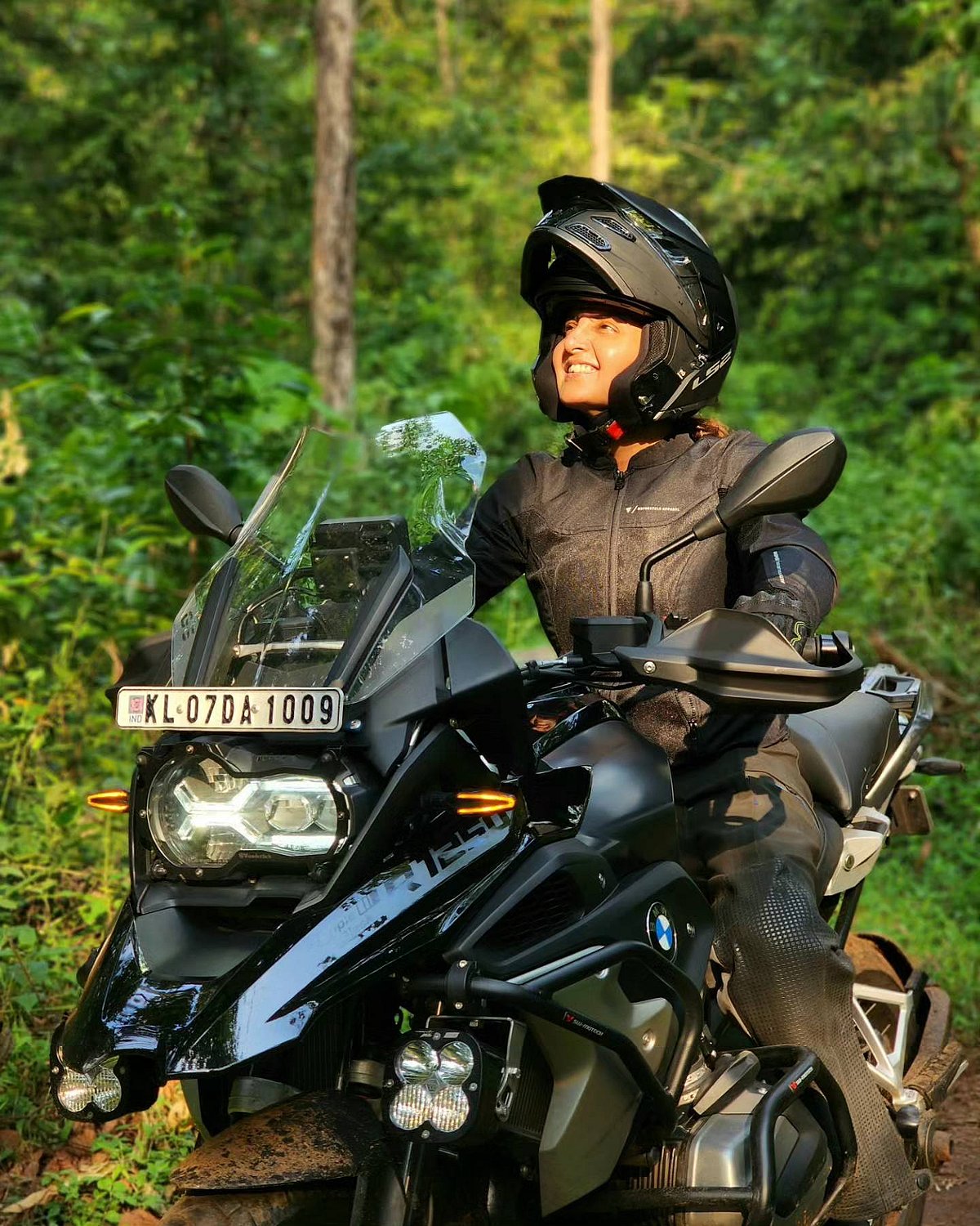 വാഹന പ്രേമികളായ മലയാളത്തിലെ നായികമാർ