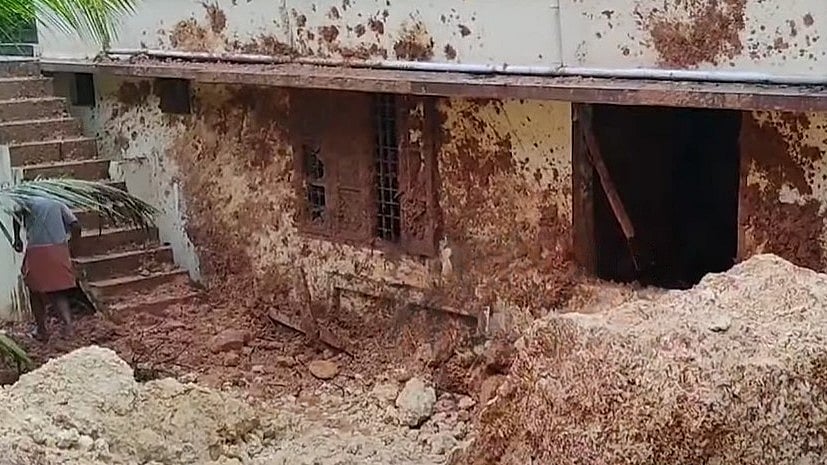കനത്ത മഴയിൽ മണ്ണിടി‍ഞ്ഞു വീണ് വീട് തകർന്നു, വീട്ടുകാർ രക്ഷപ്പെട്ടത് തലനാരിഴയ്ക്ക്