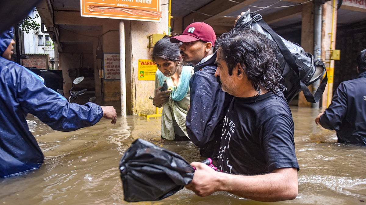 മുംബൈയില്‍ കനത്ത മഴ, നഗരങ്ങള്‍ വെള്ളത്തില്‍; പൂനെയില്‍ ഷോക്കേറ്റ് മൂന്നുമരണം; നിരവധി വിമാനങ്ങള്‍ റദ്ദാക്കി