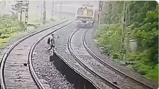 കൈകോര്‍ത്ത് പിടിച്ച് അച്ഛനും മകനും മരണത്തിലേക്ക് നടന്ന്...; നടുക്കുന്ന വീഡിയോ  പുറത്ത്