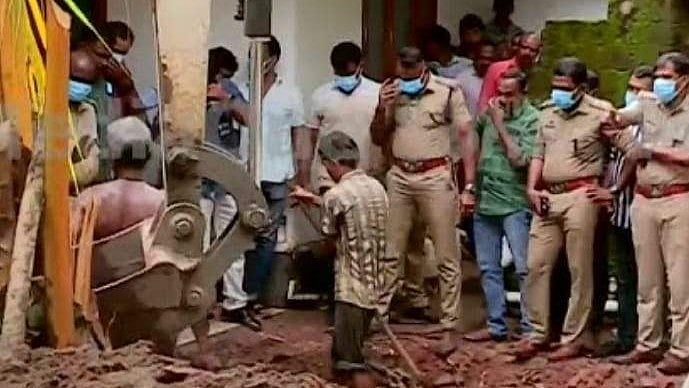 ഗള്‍ഫില്‍ മറ്റൊരാളുടെ കൂടെ ഒളിച്ചോടിയെന്ന് ഭര്‍ത്താവ്, വീട് പണിതിട്ടും പഴയ ശുചിമുറി പൊളിക്കാത്തതില്‍ സംശയം; കലയുടെ തിരോധനത്തിന്റെ ചുരുളഴിയുമോ?