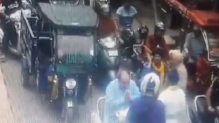 ശിവസേന നേതാവിനെ നടുറോഡില്‍ വെട്ടിക്കൊലപ്പെടുത്താന്‍ ശ്രമം, ഗണ്‍മാന്‍ ഓടി രക്ഷപ്പെട്ടു-വീഡിയോ