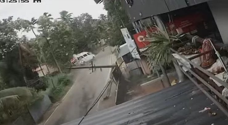 അമിതവേഗത്തില്‍ സൈറണ്‍ മുഴക്കി ഡ്രൈവറുടെയും സംഘത്തിന്റെയും ആംബുലന്‍സ് യാത്ര; ഇലക്ട്രിക് പോസ്റ്റിലിടിച്ച് തലകീഴായി മറിഞ്ഞു; അഞ്ച് പേര്‍ക്ക് പരിക്ക്