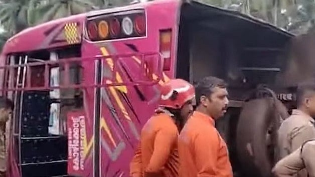 കോഴിക്കോട് ടിപ്പർ ലോറിയിൽ ഇടിച്ച് സ്വകാര്യ ബസ് മറിഞ്ഞു; നിരവധി പേർക്ക് പരിക്ക്