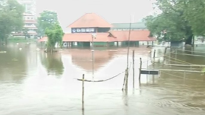 പെരിയാറിൽ ജലനിരപ്പുയർന്നു; ആലുവ ശിവക്ഷേത്രവും മണപ്പുറവും വെള്ളത്തിനടിയിൽ