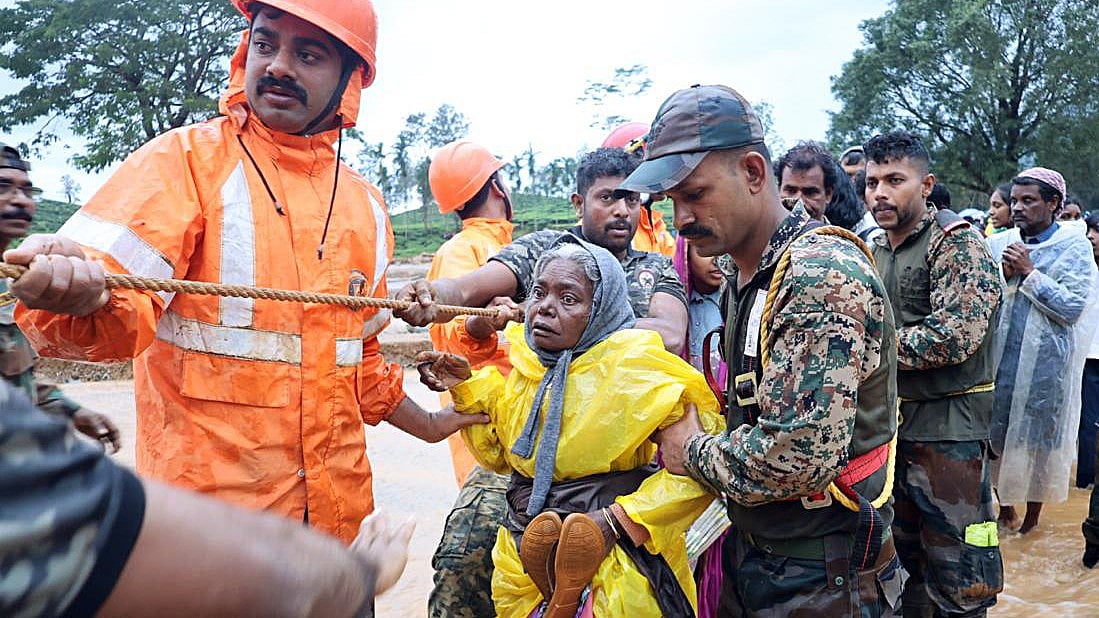 ''എന്റെ കണ്‍മുന്നിലൂടെയാണ് അവര്‍ ചെളിവെള്ളത്തില്‍ ഒലിച്ചുപോയത്, അവരുടെ നിലവിളി എനിക്കു കേള്‍ക്കാമായിരുന്നു''