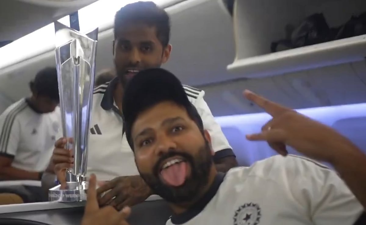 യാത്ര 16 മണിക്കൂർ; വിമാനത്തിലും 'അര്‍മാദിച്ച്' ടീം ഇന്ത്യ! (വീഡിയോ)