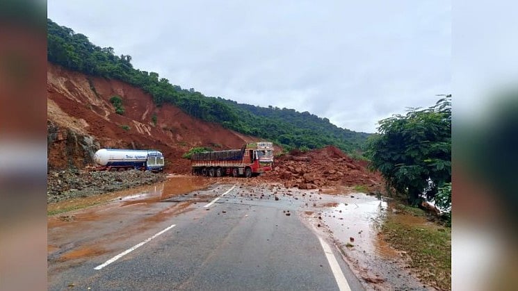 കര്‍ണാടകയിലെ ഷിരൂരില്‍ മണ്ണിടിച്ചില്‍, നാലു മരണം; നിരവധി പേരെ കാണാതായി ( വീഡിയോ)