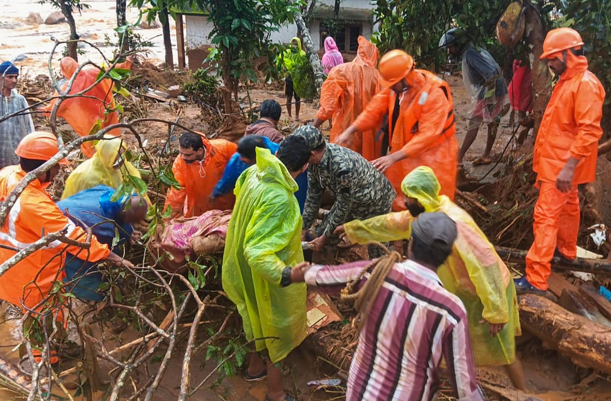 ഉരുളെടുത്ത് മുണ്ടക്കൈ; ഉള്ളുലഞ്ഞ് വയനാട്; മരണം 153 ആയി; തിരച്ചില്‍ തുടരുന്നു