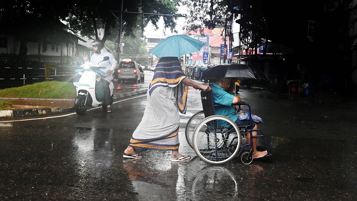 ന്യൂനമര്‍ദ പാത്തിയും ചക്രവാതച്ചുഴിയും, കാലവർഷക്കാറ്റ് ശക്തമായി; സംസ്ഥാനത്ത് മഴ കനത്തു; ജാ​ഗ്രതാ നിർദേശം