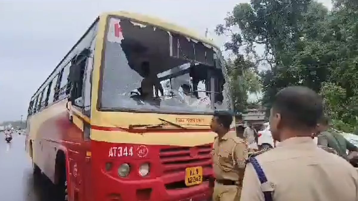 ബൈക്കിലെത്തി കെഎസ്ആർടിസി ബസ്സിന് നേരെ കല്ലേറ്; ഡ്രൈവർക്ക് പരിക്ക്