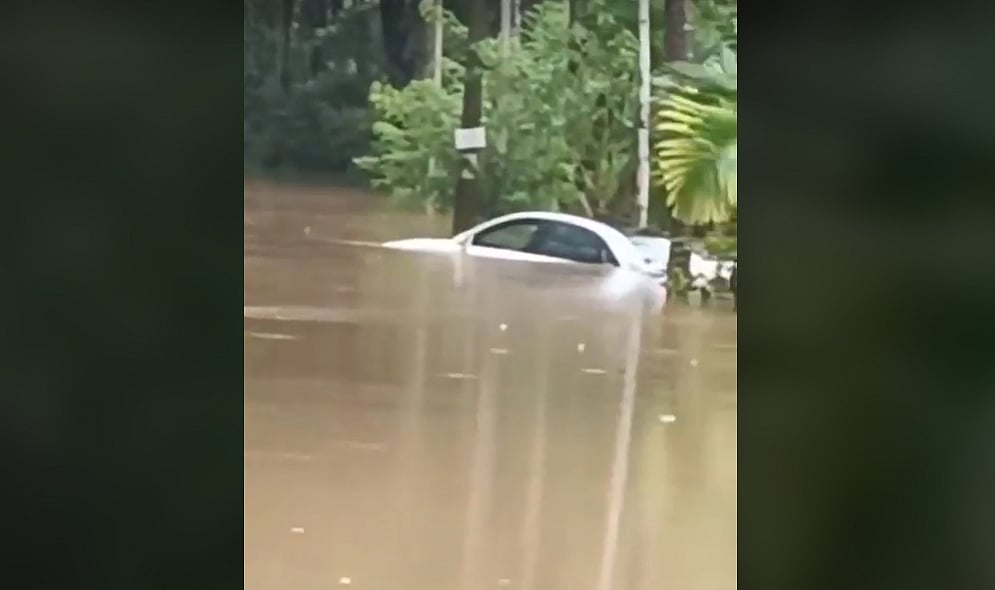 മട്ടന്നൂരില്‍ ഓടുന്ന കാര്‍ വെള്ളക്കെട്ടില്‍ ഒലിച്ചുപോയി; യാത്രക്കാര്‍ അത്ഭുതകരമായി രക്ഷപ്പെട്ടു- വീഡിയോ 