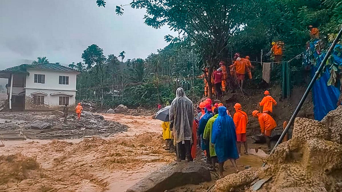 പെരുവെള്ളപ്പാച്ചിലില്‍ ചൂരല്‍മല അങ്ങാടി അപ്പാടെ ഒലിച്ചുപോയി, രാത്രി ദുരന്തത്തിന്‍റെ ഞെട്ടലില്‍ വയനാട്; മരണം 41 ആയി