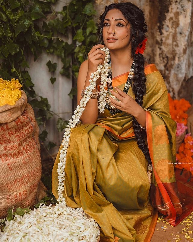 പൂക്കാരി പെണ്ണായി നവ്യ; ഫോട്ടോഷൂട്ടിന് വിമർശനം